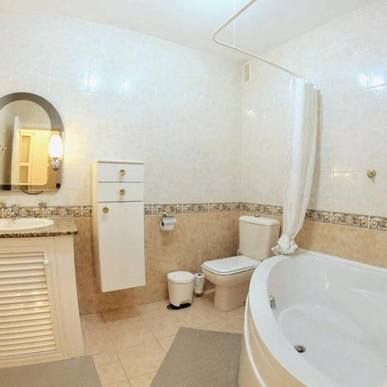 Spacious villa 500 m from the sea! Playa Del Duque - Casa de 4 dormitorios - 48