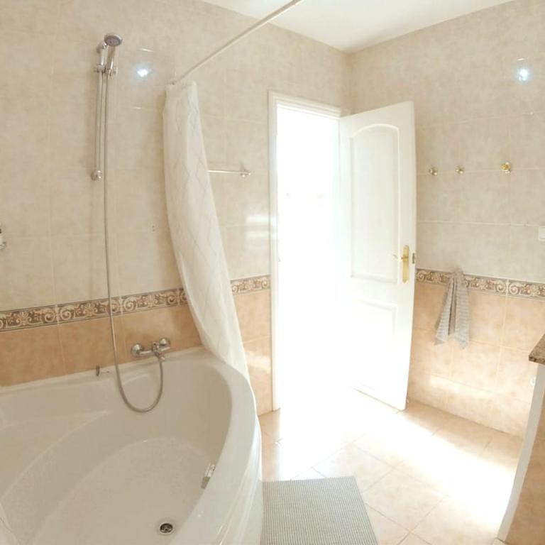 Spacious villa 500 m from the sea! Playa Del Duque - Casa de 4 dormitorios - 55