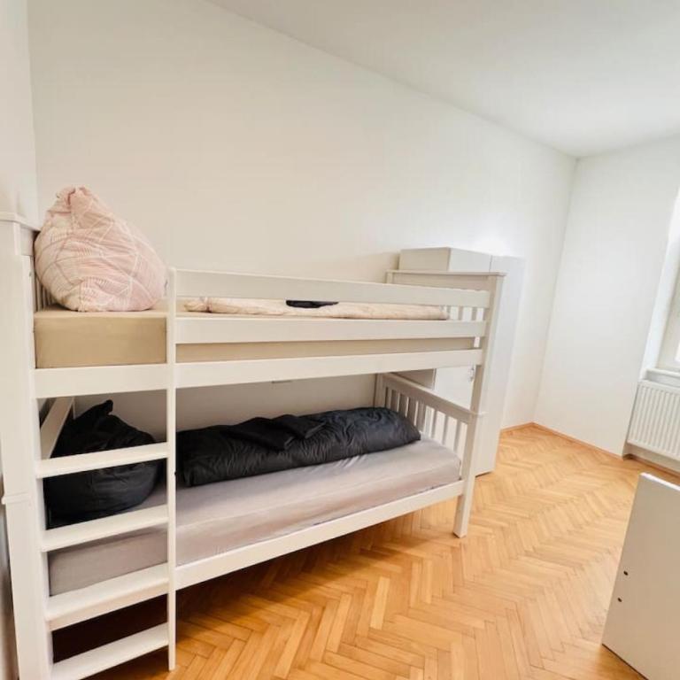 Villa Rebuli - room - zentral leben in der Top3 - Doppelzimmer mit Gemeinschaftsbad - 10