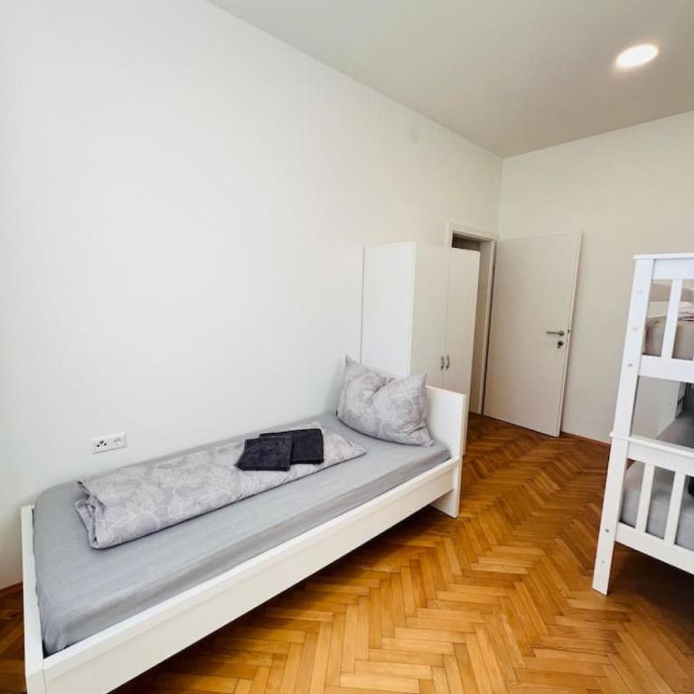 Villa Rebuli - room - zentral leben in der Top3 - Doppelzimmer mit Gemeinschaftsbad - 9