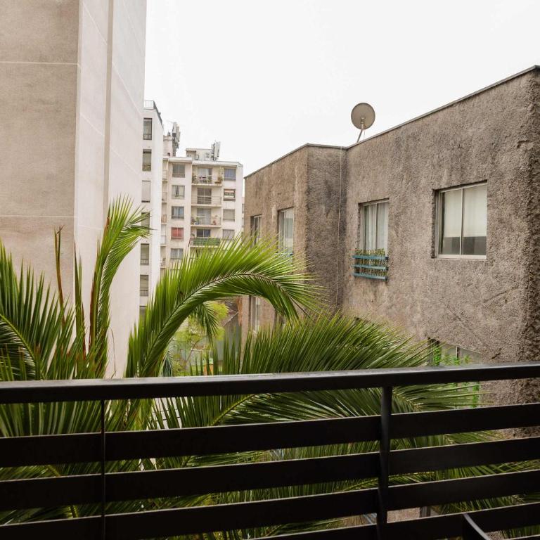 Central 1BR Gem Walk to Metro & More - Apartamento - 25