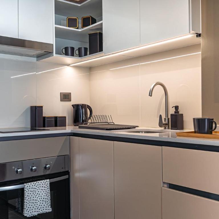 Santa Elvira Apartments - Deluxe One-Bedroom Apartment with City View - 12