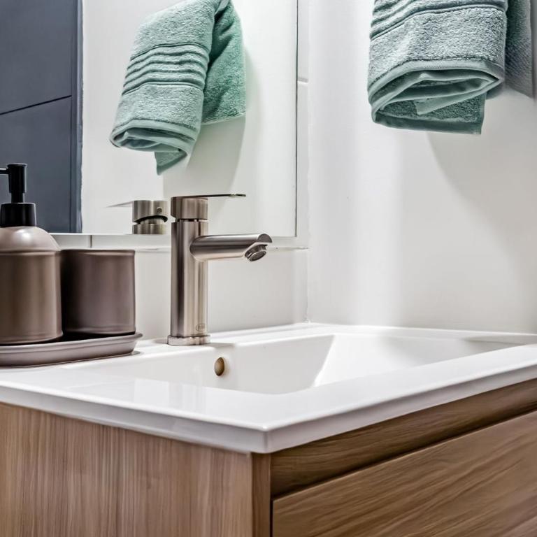 Santa Elvira Apartments - Deluxe One-Bedroom Apartment with City View - 16
