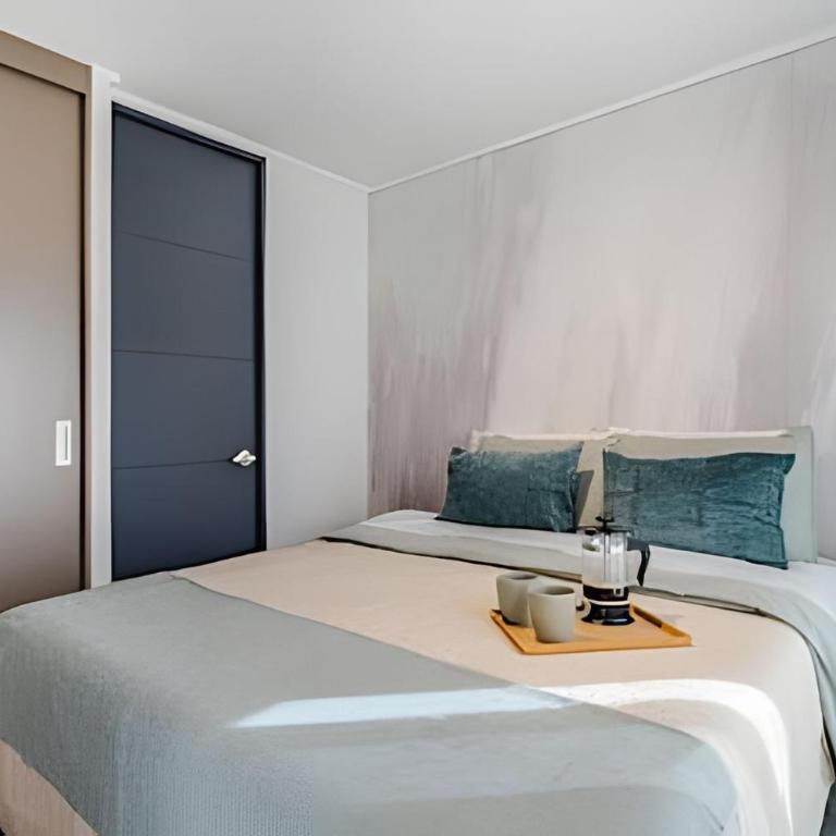 Santa Elvira Apartments - Deluxe One-Bedroom Apartment - 33