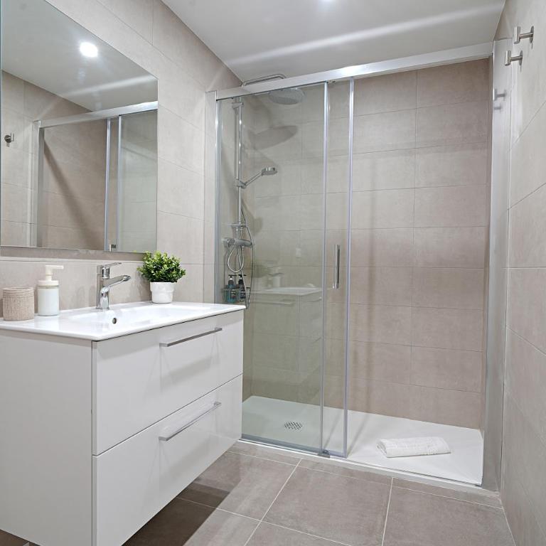 GALIHOST - Apartamentos con parking frente a la playa - Two-Bedroom Apartment with Terrace - 14