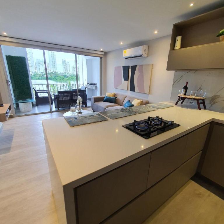 Apartamento con balcón y vista al lago - One-Bedroom Apartment - 4