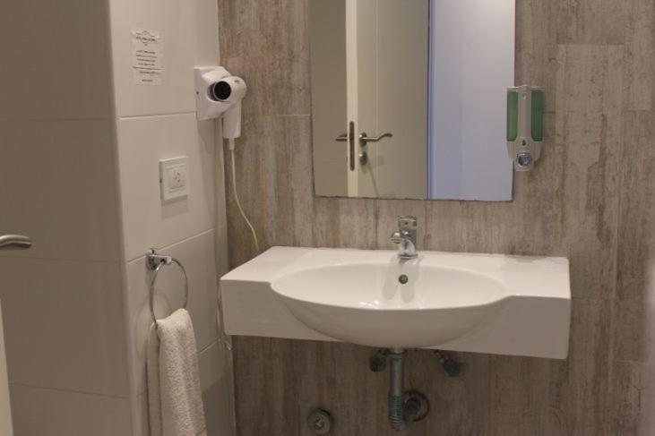 Hotel Termal Dolores - Habitación con cama extragrande. - 8
