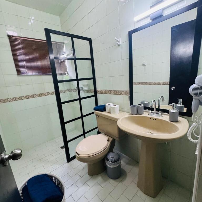 Centrally located and spacious residence for up to 30 people! - Casa de 7 dormitorios - 7