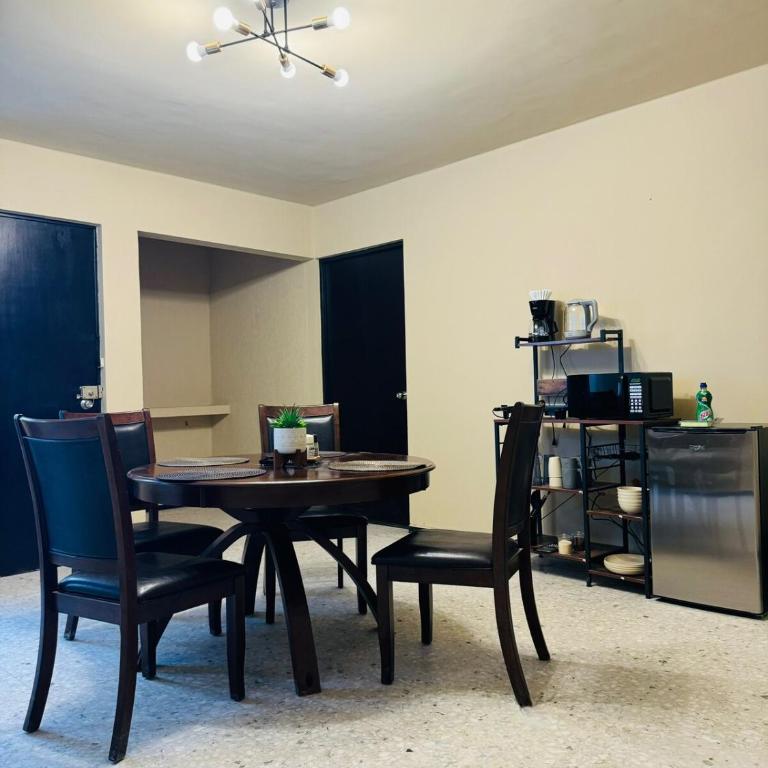 Centrally located and spacious residence for up to 30 people! - Casa de 7 dormitorios - 22