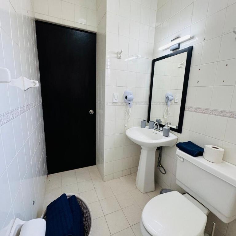Centrally located and spacious residence for up to 30 people! - Casa de 7 dormitorios - 43