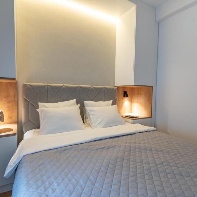 Park Vila Apartments - Classic One-Bedroom Apartment with King Bed - 9