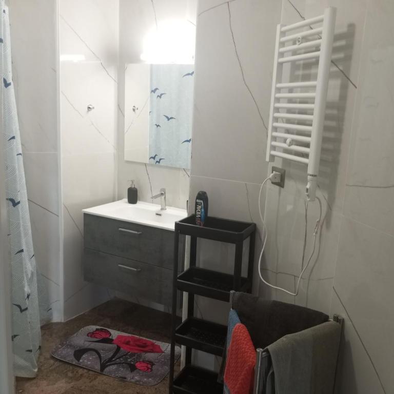 Executive center rooms - Triple Room with Private Bathroom - 5