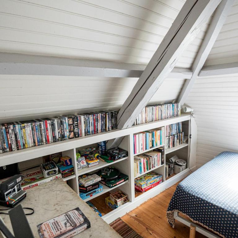 DUPLEX villa ancienne, 59 m2 , vue mer et plein centre! - Two-Bedroom Apartment - 11