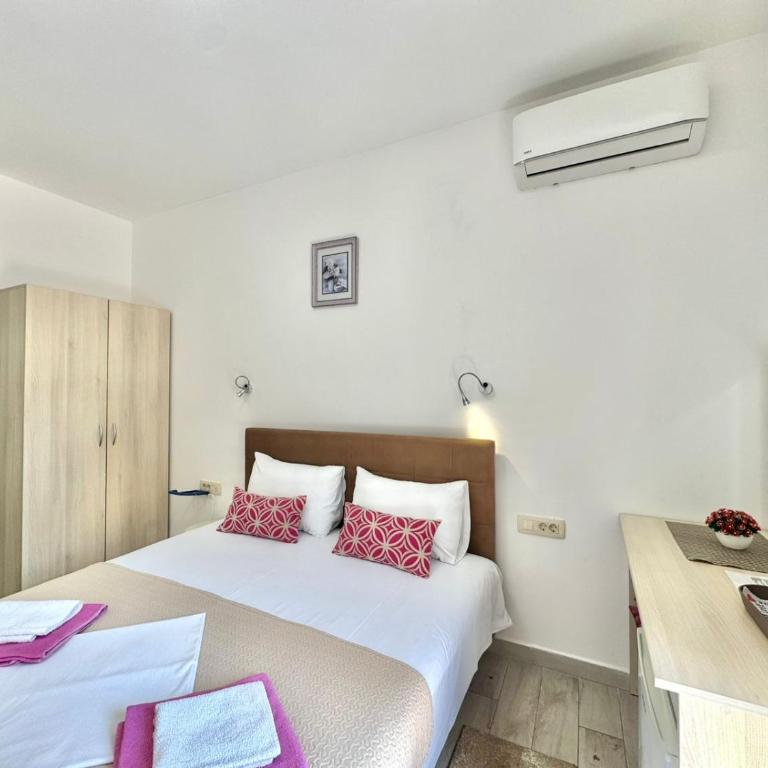 Villa Ines - Dvokrevetna Soba sa Bračnim Krevetom i Balkonom - 11