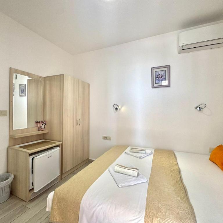 Villa Ines - Dvokrevetna Soba sa Bračnim Krevetom i Balkonom - 5