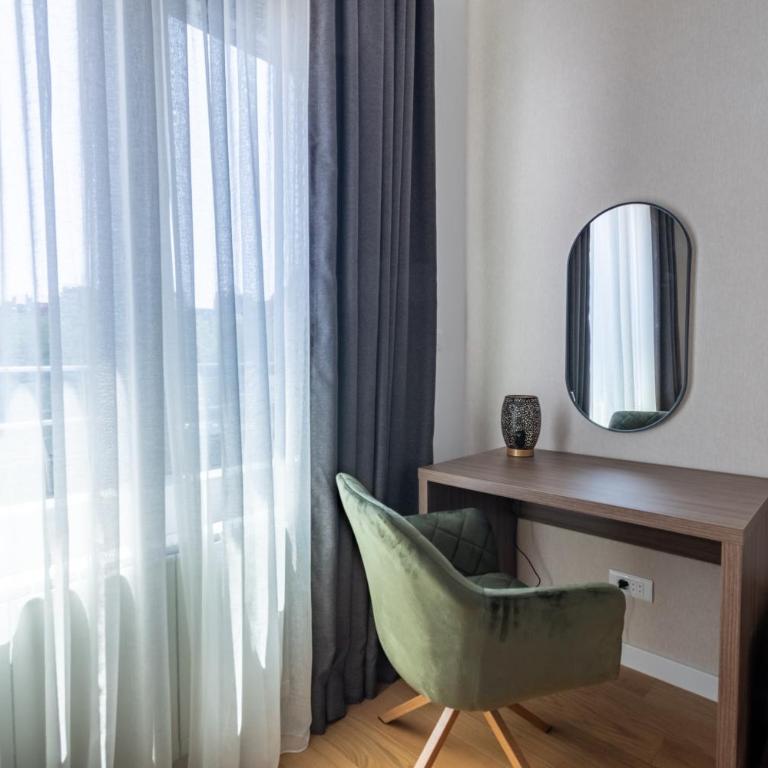 Park Vila Apartments - Deluxe One-Bedroom Apartment - 8