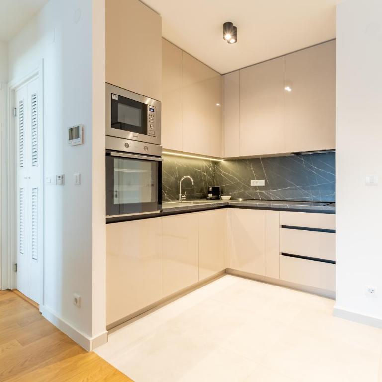 Park Vila Apartments - Deluxe One-Bedroom Apartment - 6