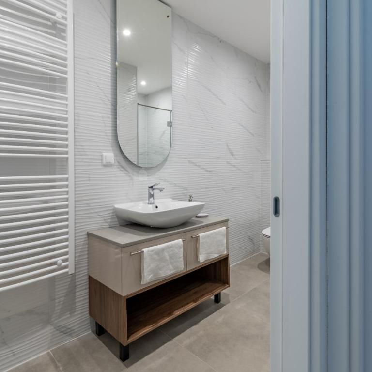 Park Vila Apartments - Deluxe One-Bedroom Apartment - 3