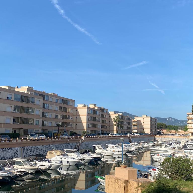 Location appartement Mandelieu, piscines privées, garage, proche des plages - Two-Bedroom Apartment - 1