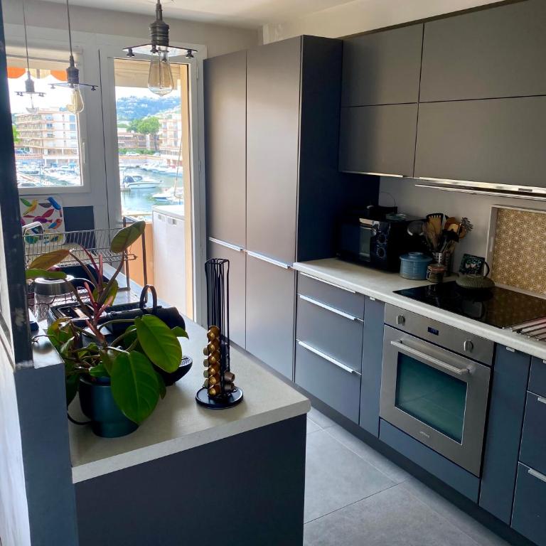 Location appartement Mandelieu, piscines privées, garage, proche des plages - Two-Bedroom Apartment - 10