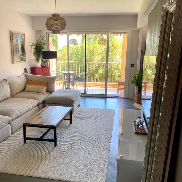 Location appartement Mandelieu, piscines privées, garage, proche des plages - Two-Bedroom Apartment - 11