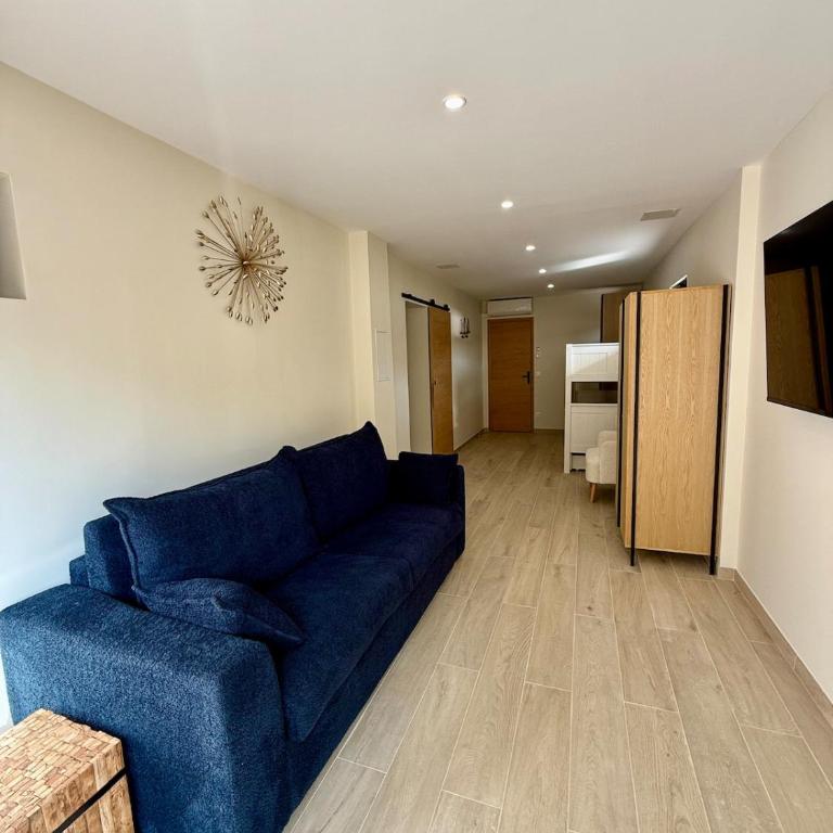 La Maison du Lac sleeps 10 and has air conditioning - Villa - 6