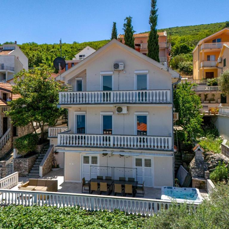 Big house with beautiful view and private jacuzzi - Eight-Bedroom House - 1