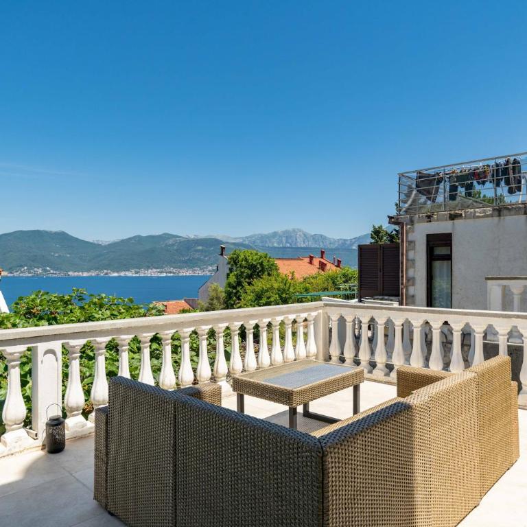 Big house with beautiful view and private jacuzzi - Eight-Bedroom House - 2