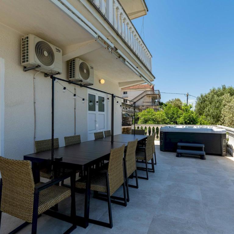 Big house with beautiful view and private jacuzzi - Eight-Bedroom House - 8