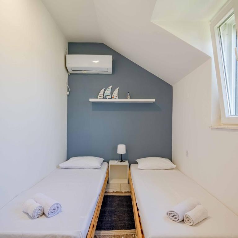 Big house with beautiful view and private jacuzzi - Eight-Bedroom House - 11