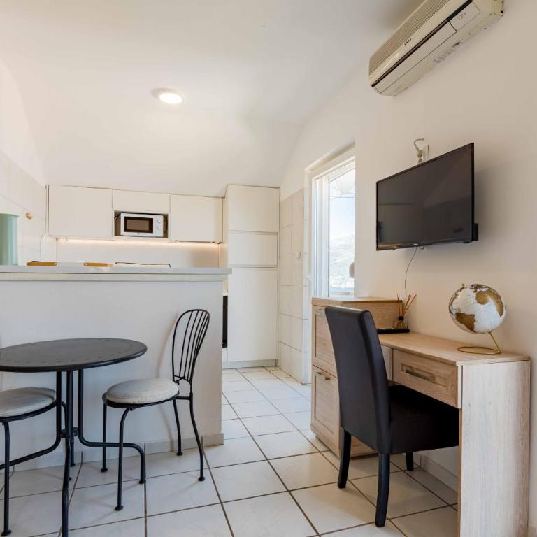 Big house with beautiful view and private jacuzzi - Eight-Bedroom House - 14