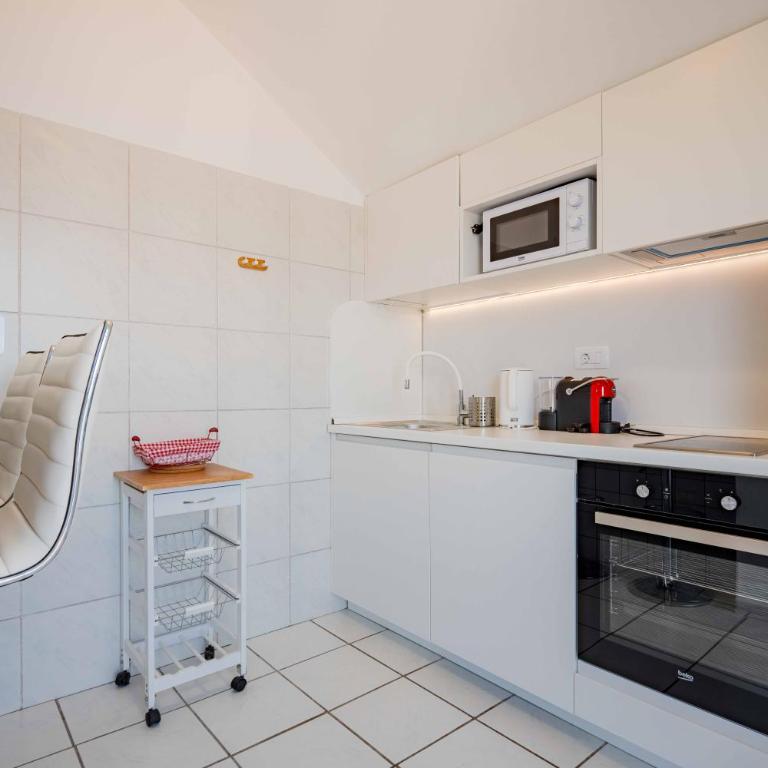 Big house with beautiful view and private jacuzzi - Eight-Bedroom House - 13