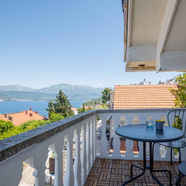 Big house with beautiful view and private jacuzzi - Eight-Bedroom House - 17