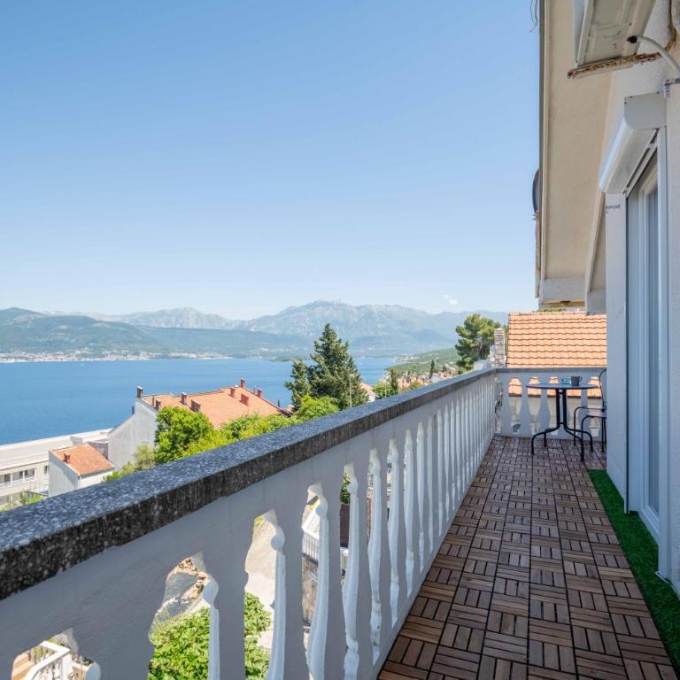 Big house with beautiful view and private jacuzzi - Eight-Bedroom House - 16