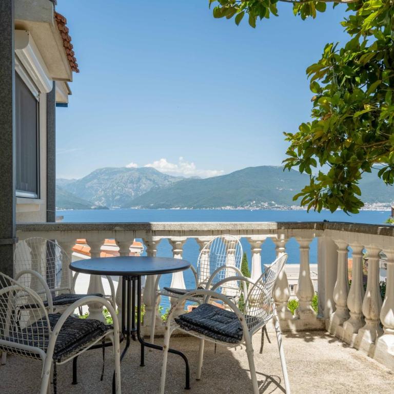 Big house with beautiful view and private jacuzzi - Eight-Bedroom House - 21