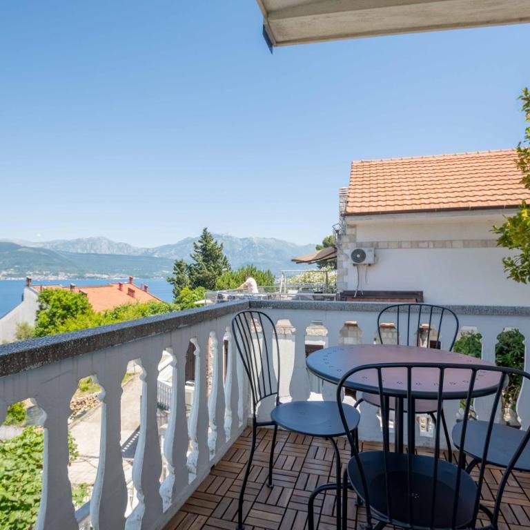 Big house with beautiful view and private jacuzzi - Eight-Bedroom House - 31