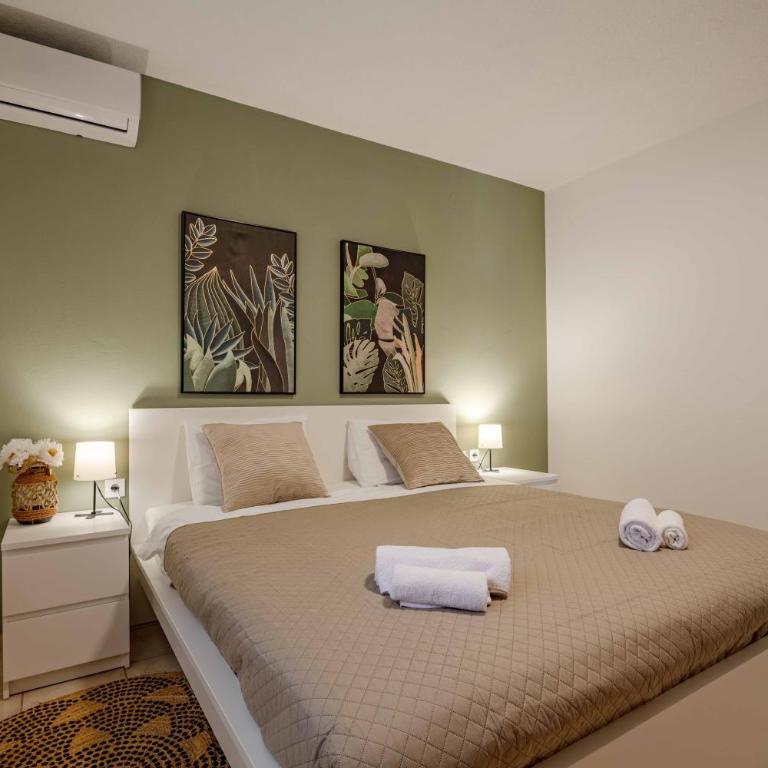 Big house with beautiful view and private jacuzzi - Eight-Bedroom House - 33