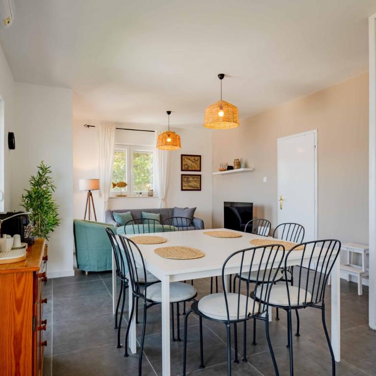 Big house with beautiful view and private jacuzzi - Eight-Bedroom House - 35