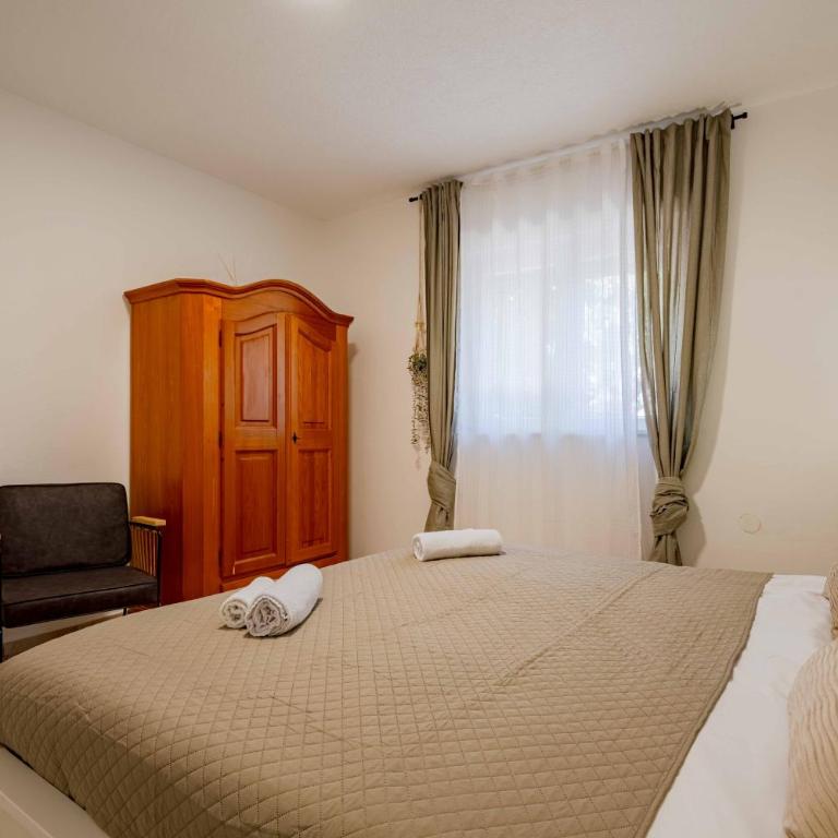 Big house with beautiful view and private jacuzzi - Eight-Bedroom House - 34