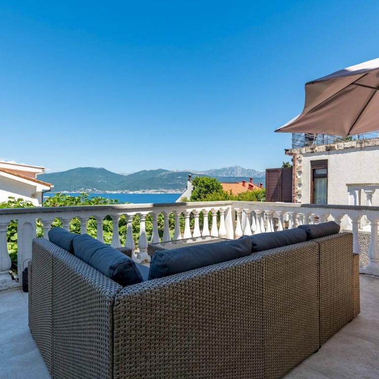 Big house with beautiful view and private jacuzzi - Eight-Bedroom House - 42