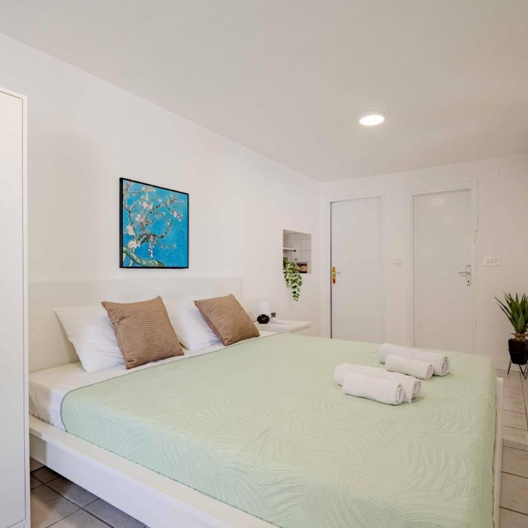 Big house with beautiful view and private jacuzzi - Eight-Bedroom House - 51