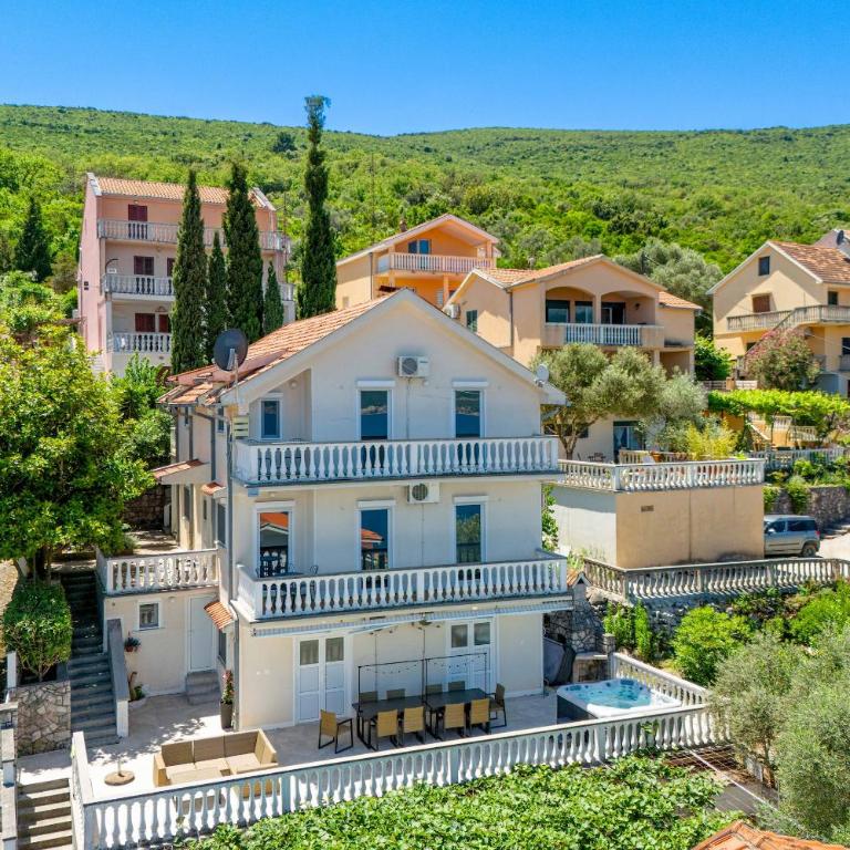 Big house with beautiful view and private jacuzzi - Eight-Bedroom House - 58