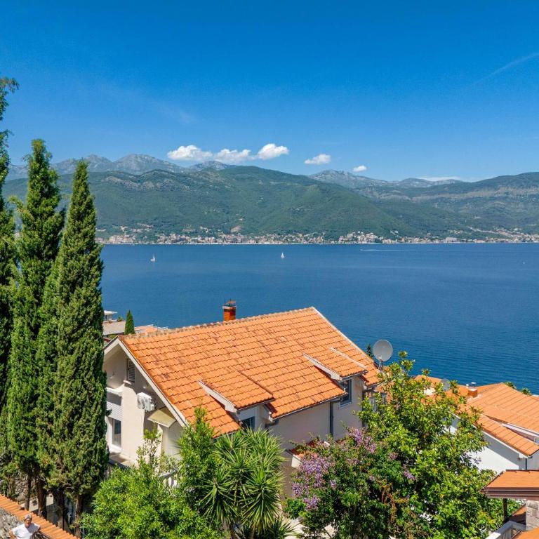 Big house with beautiful view and private jacuzzi - Eight-Bedroom House - 61