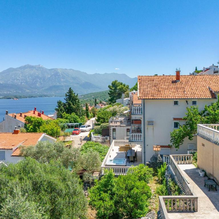 Big house with beautiful view and private jacuzzi - Eight-Bedroom House - 64