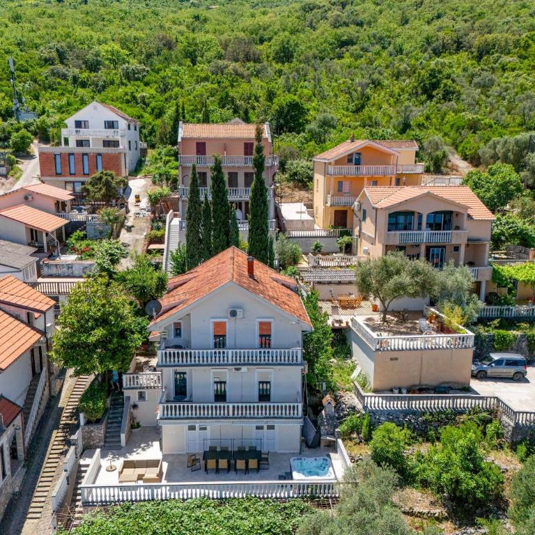 Big house with beautiful view and private jacuzzi - Eight-Bedroom House - 65
