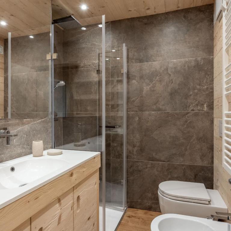 Brand new large 4 bedroom in great location - Appartamento - 22