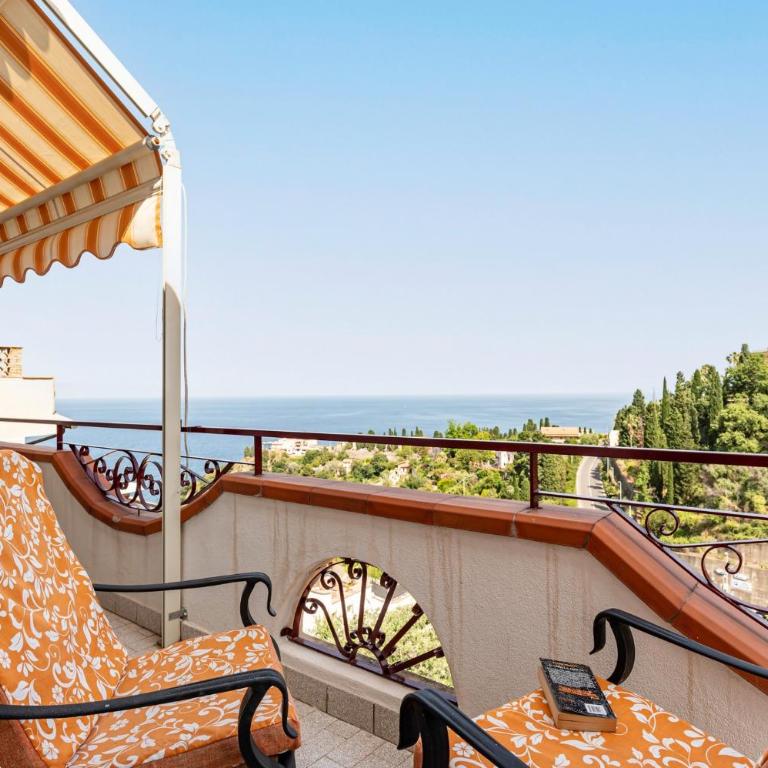 GuestHost - Lovely Flat in Taormina with Balcony - Three-Bedroom Apartment - 1