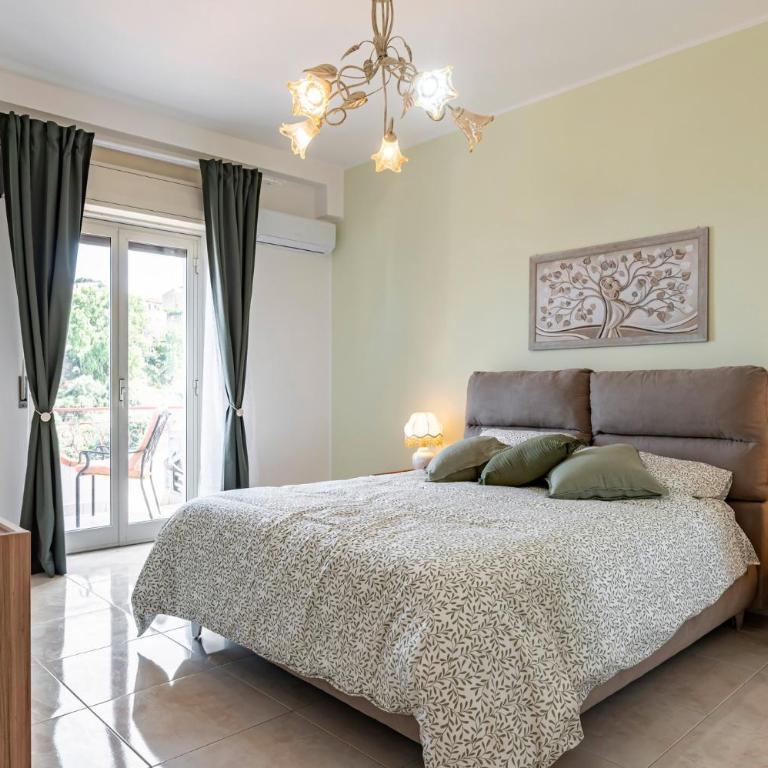 GuestHost - Lovely Flat in Taormina with Balcony - Three-Bedroom Apartment - 4