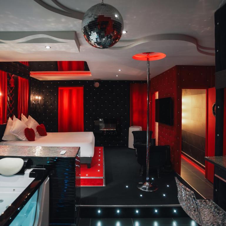 Le Cabaret Vip SPA - Superior Apartment with Sauna - 4