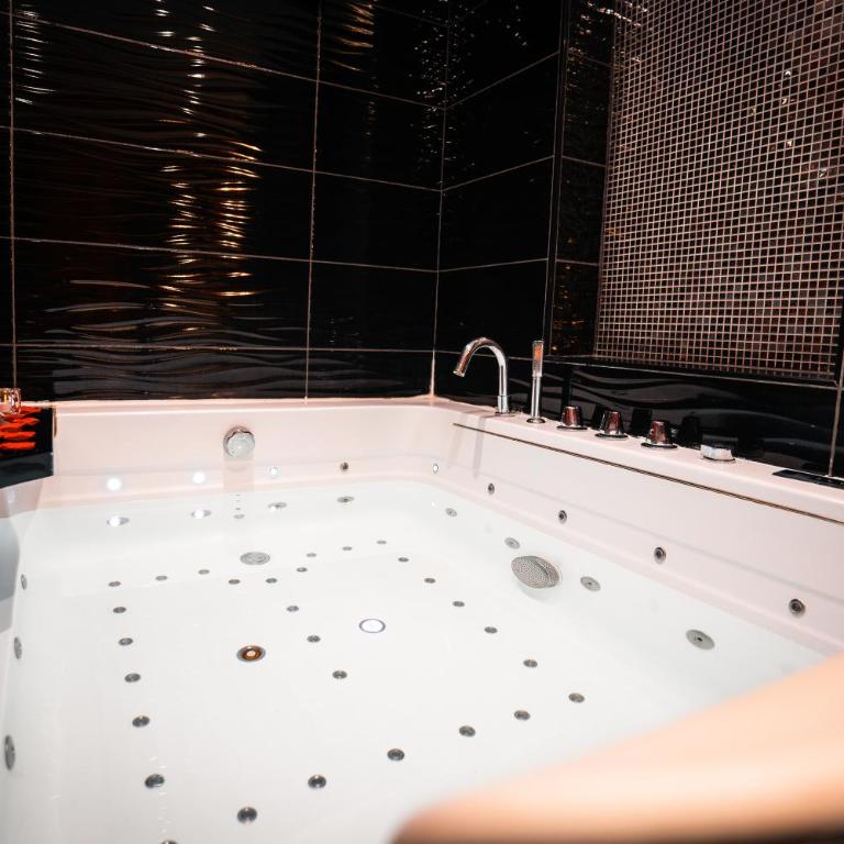 Le Cabaret Vip SPA - Superior Apartment with Sauna - 22